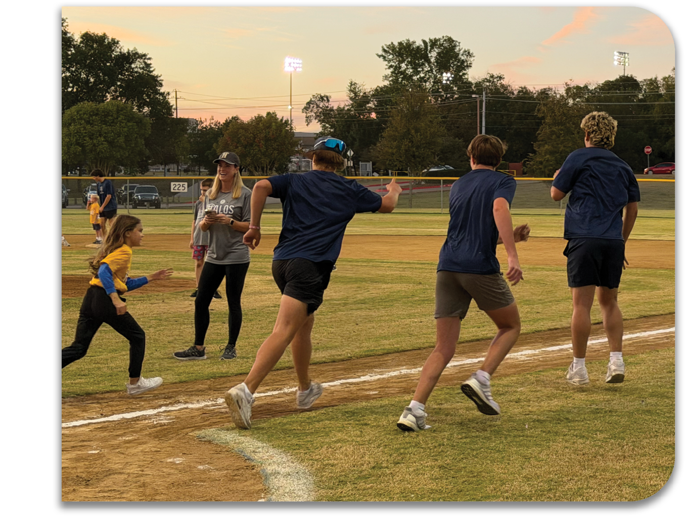A group of people are running on a baseball field. Contenido generado con IA