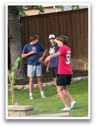 A group of young men are playing a game of frisbee in a backyard. Contenido generado con IA