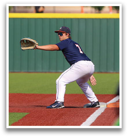 A baseball player is in the process of catching a ball. Contenido generado con IA