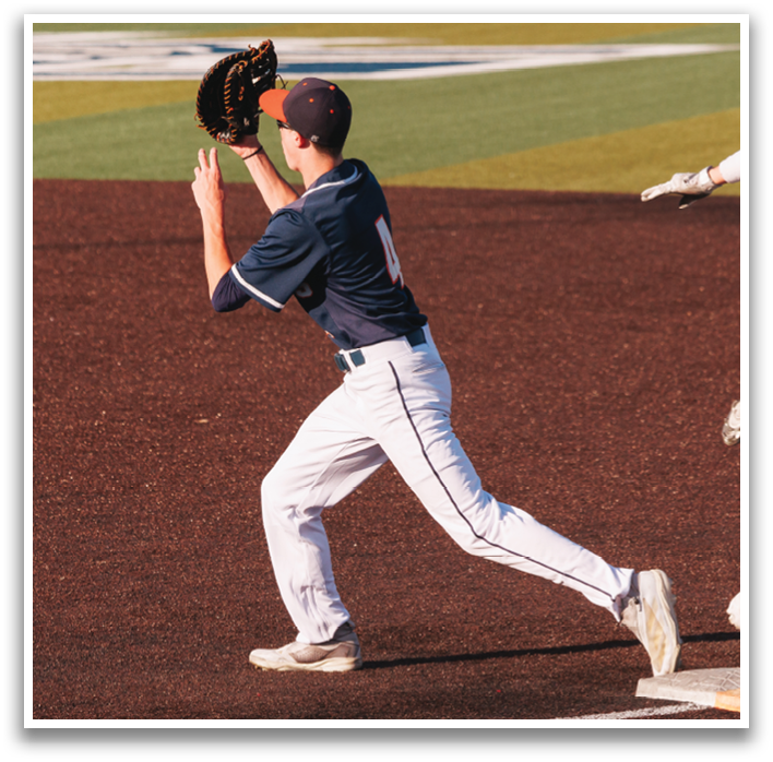 Two baseball players running towards a base, one with a baseball glove. Contenido generado con IA