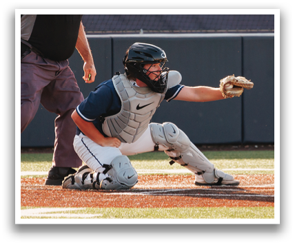 A baseball player is holding a bat, ready to swing, while a catcher is in position to catch the ball. Contenido generado con IA