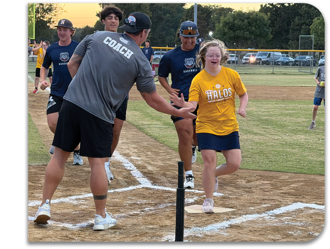 A group of people, including a man and a woman, are playing a game of baseball. The woman is running towards a base while the man is holding his hand out to her. Contenido generado con IA