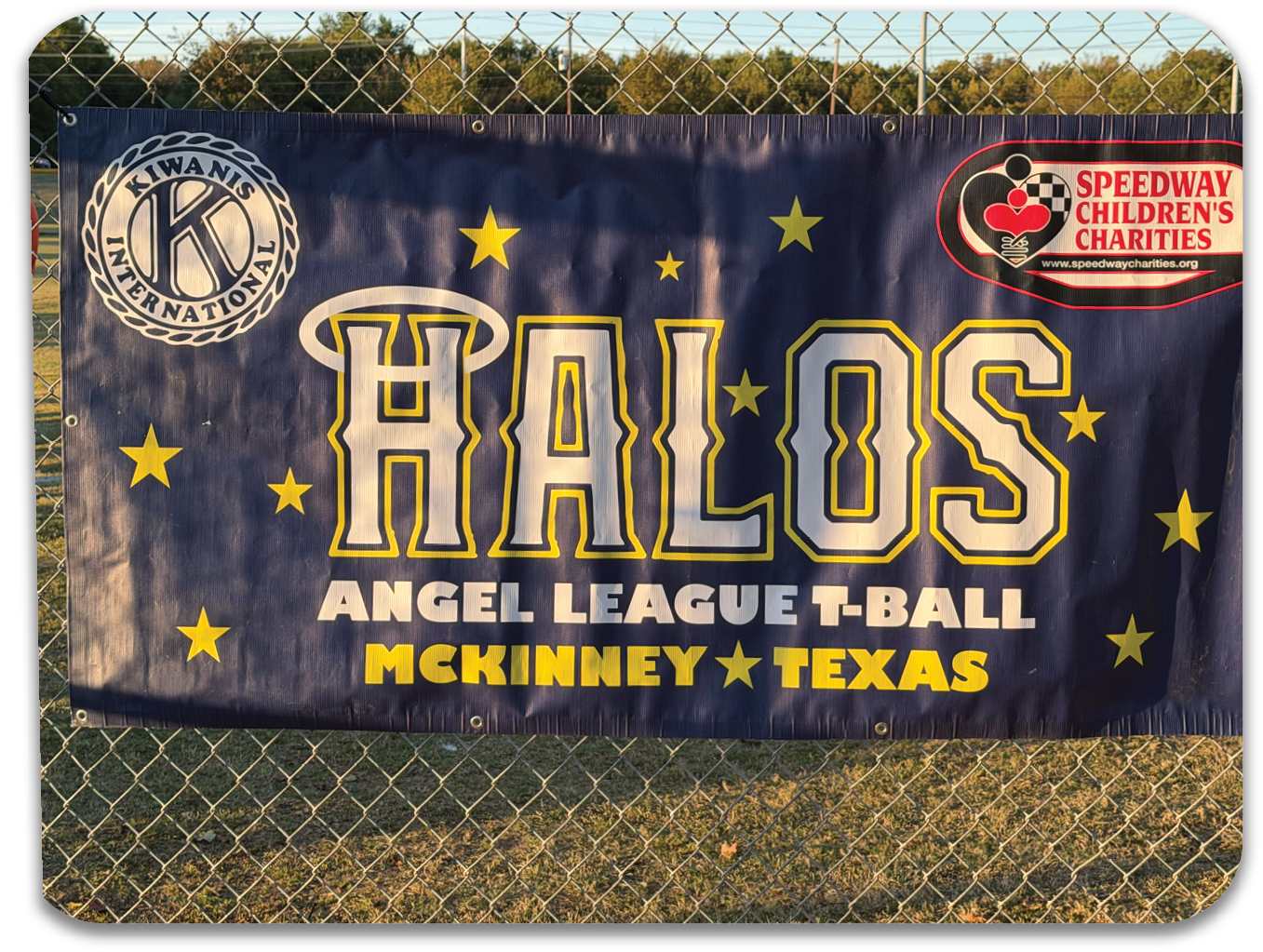 A blue and yellow sign with the word “HALOS" written on it. Contenido generado con IA