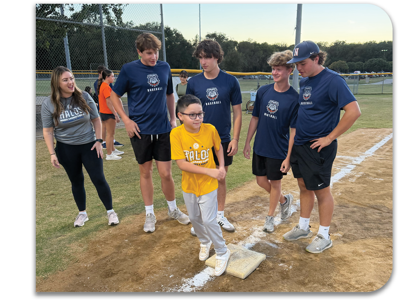 A group of people, including children, are standing on a baseball field. Contenido generado con IA