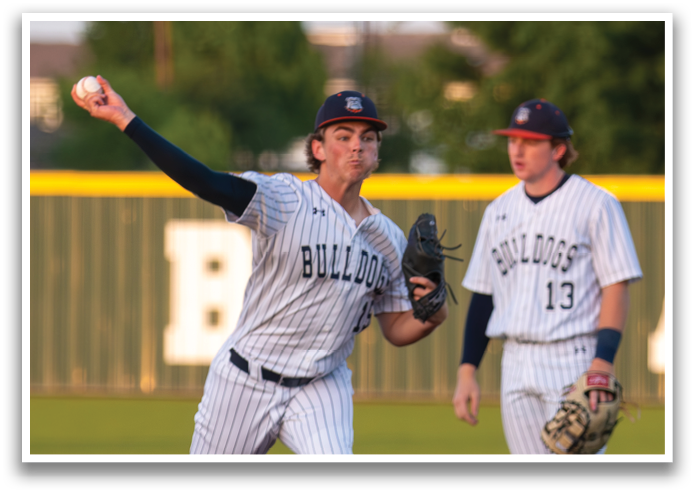 A baseball player in a striped uniform is pitching a ball on a field. Another player is standing nearby, wearing a baseball glove. Contenido generado con IA