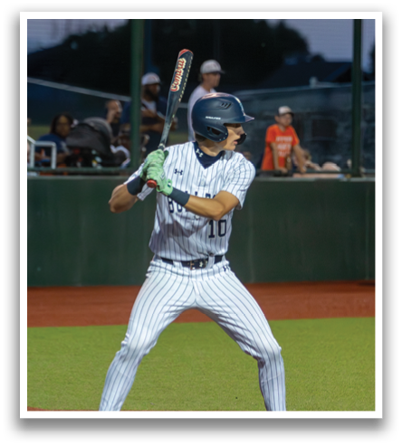 A baseball player in a grey and white uniform is holding a bat and getting ready to swing at a pitch. Contenido generado con IA