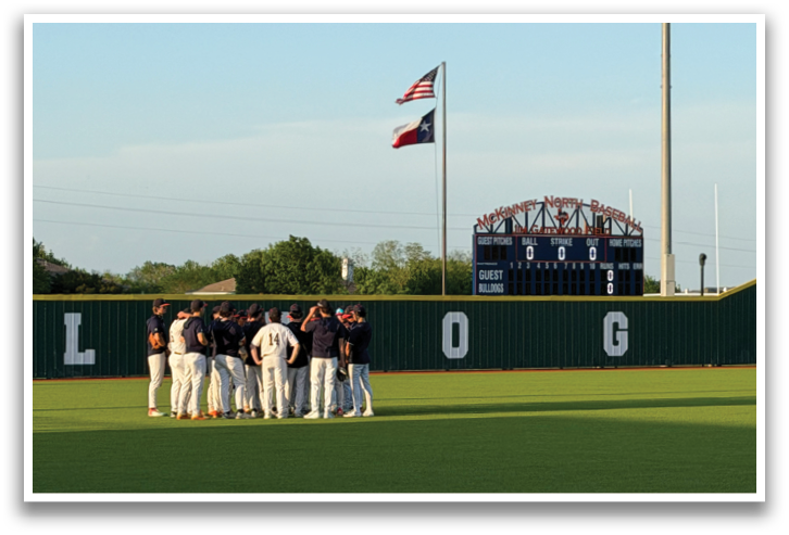 A group of men wearing baseball uniforms are standing on a baseball field. Contenido generado con IA