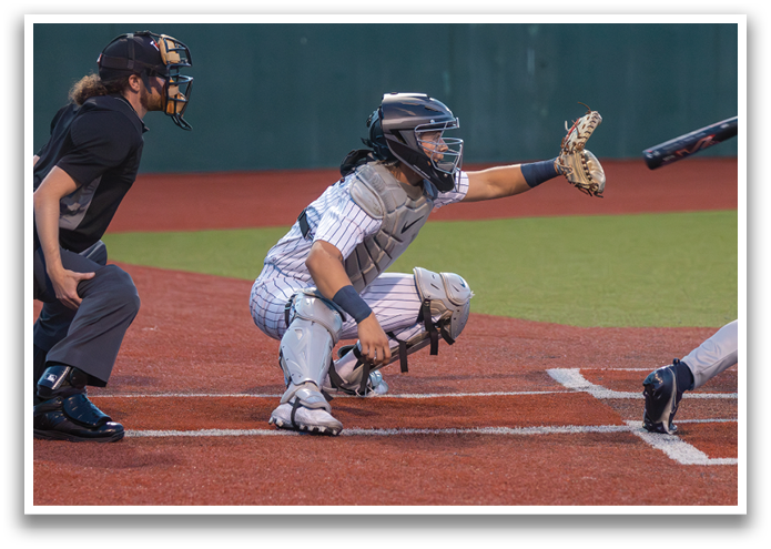 A baseball player is swinging a bat, while a catcher and an umpire watch closely. Contenido generado con IA