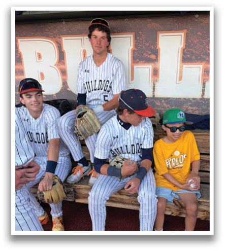 A group of baseball players are sitting on a bench, wearing their uniforms. Contenido generado con IA