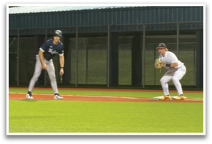 Two baseball players are on the field, one is a pitcher and the other is a batter. The pitcher is in the process of throwing the ball. Contenido generado con IA