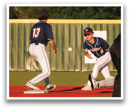 Two baseball players are running towards a base, one of them is wearing a blue shirt. Contenido generado con IA
