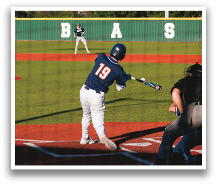 A baseball game is in progress with a batter holding a bat and getting ready to swing. The catcher is positioned behind the batter, and the umpire is also present. There are three other players on the field, one of whom is holding a baseball glove. The scene takes place on a baseball field with a green wall in the background. Contenido generado con IA