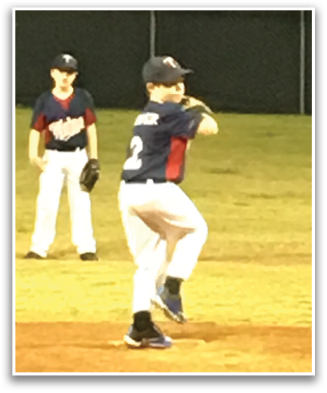 A young boy is pitching a baseball on a field. Contenido generado con IA