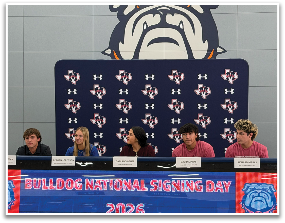 Four people are sitting at a table, with a banner behind them that says “Bulldog National Signing Day 2026." They are likely discussing college football. Contenido generado con IA
