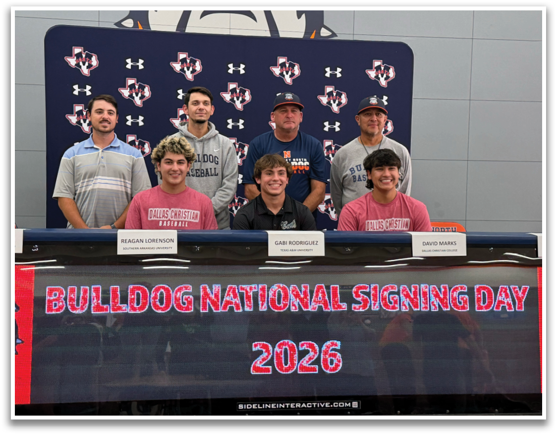 A group of young men pose for a photo in front of a banner with the words “Bulldog National Signing Day 2026" on it. Contenido generado con IA