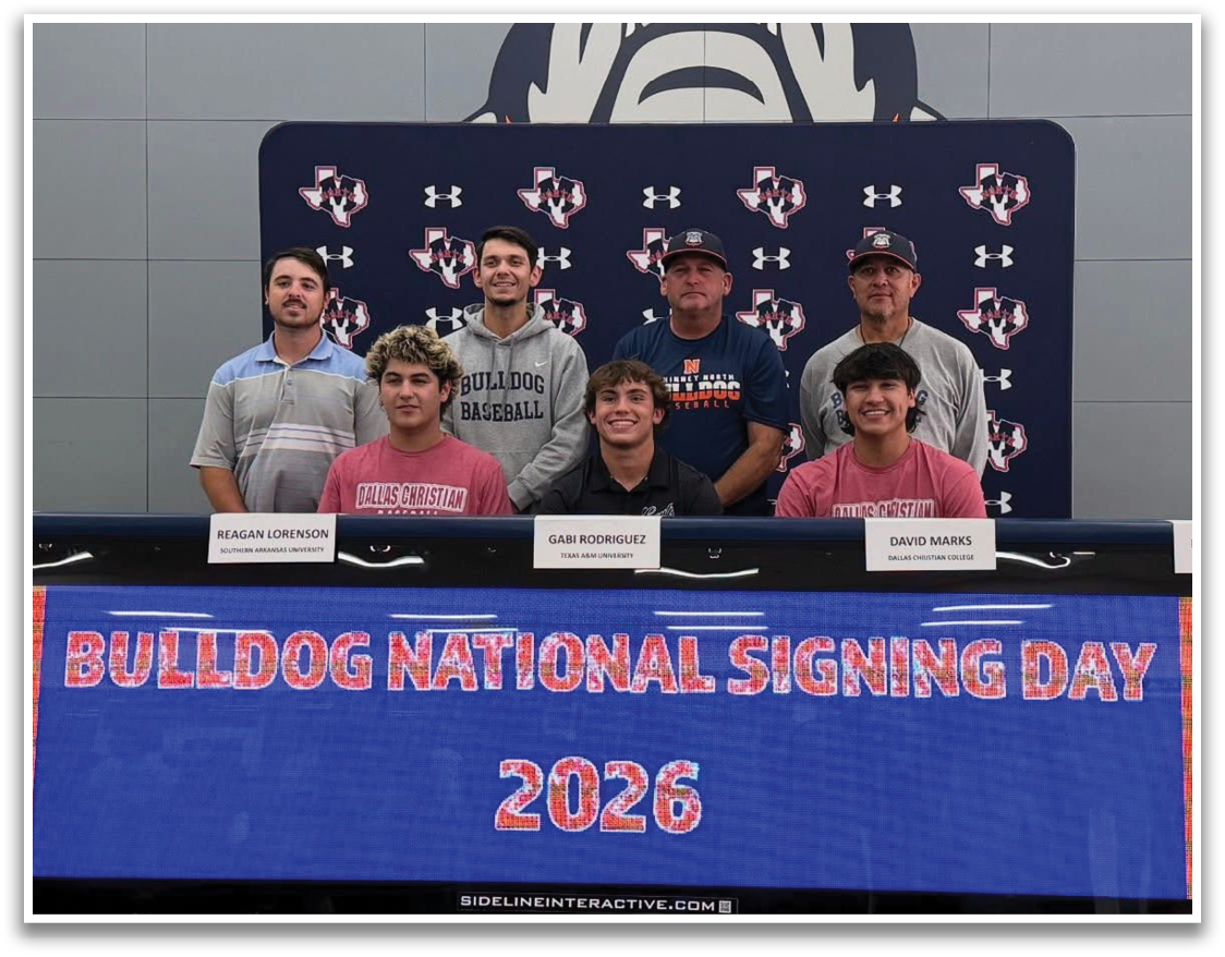 A group of people pose for a photo in front of a banner with a bulldog mascot. Contenido generado con IA