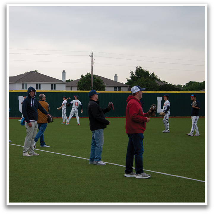 A group of people are standing on a baseball field, some holding baseball gloves. Contenido generado con IA