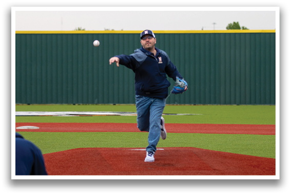 A man is throwing a baseball on a field. Contenido generado con IA