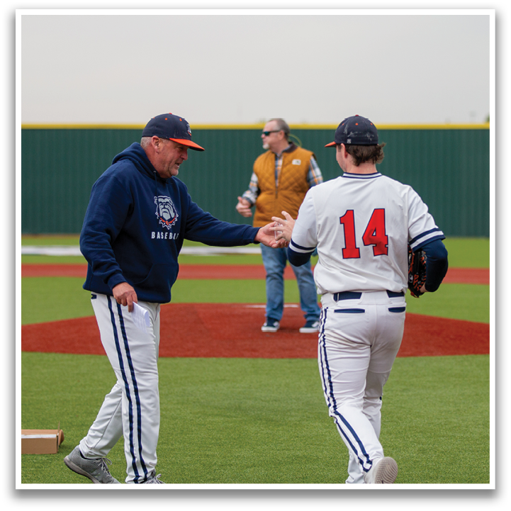 Two men shake hands on a baseball field. Contenido generado con IA