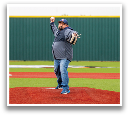A man and a woman are standing on a baseball field. The man is holding a baseball glove and appears to be throwing a ball. Contenido generado con IA