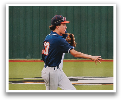 A baseball player in a blue shirt and white pants is running towards a base, trying to catch a ball. Contenido generado con IA