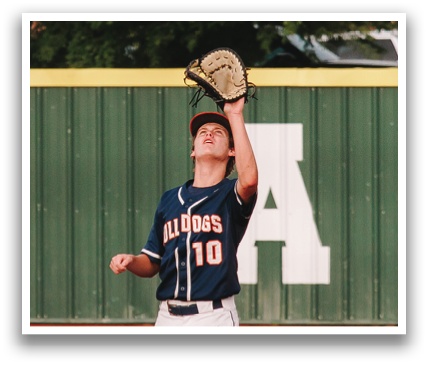 A baseball player catches a ball in the air. Contenido generado con IA