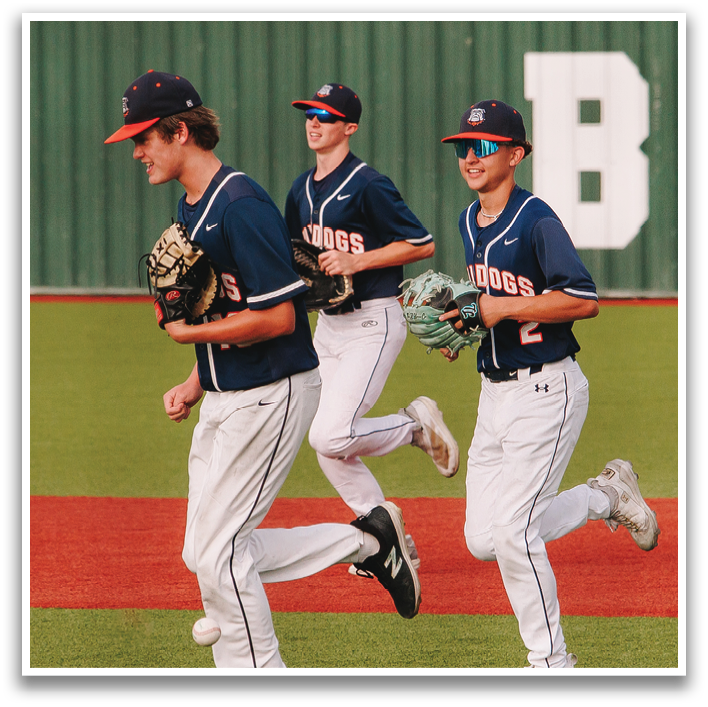 Three baseball players running on the field. Contenido generado con IA
