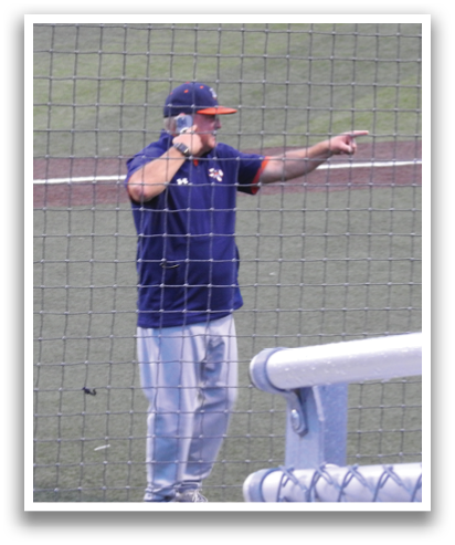 A man wearing a blue shirt and a baseball cap is pointing at something on the field. Contenido generado con IA