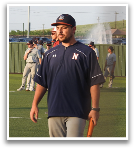 A man wearing a blue and white shirt is holding a baseball bat. Contenido generado con IA