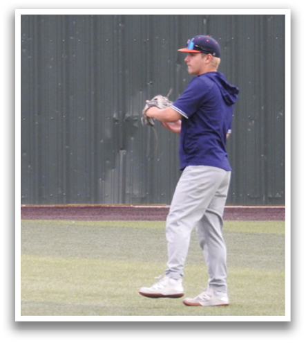 A baseball player is standing on a field, holding a baseball glove, and waiting for the ball to be pitched. Contenido generado con IA