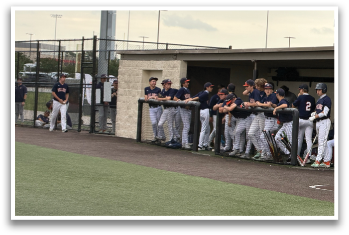 Baseball players are sitting on a bench, some of them wearing helmets. Contenido generado con IA