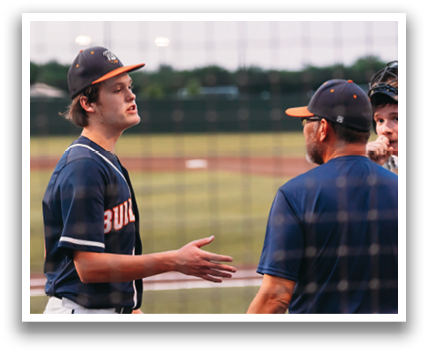 Three men wearing baseball uniforms are standing on a field. Contenido generado con IA