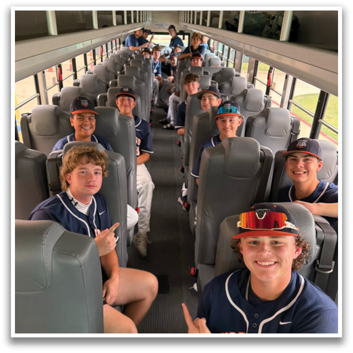 A group of young men are sitting on a bus, wearing baseball uniforms. Contenido generado con IA