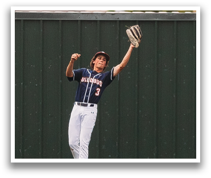 A baseball player catching a ball. Contenido generado con IA