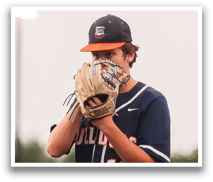 A baseball player wearing a blue shirt and white pants is holding a baseball glove. Contenido generado con IA