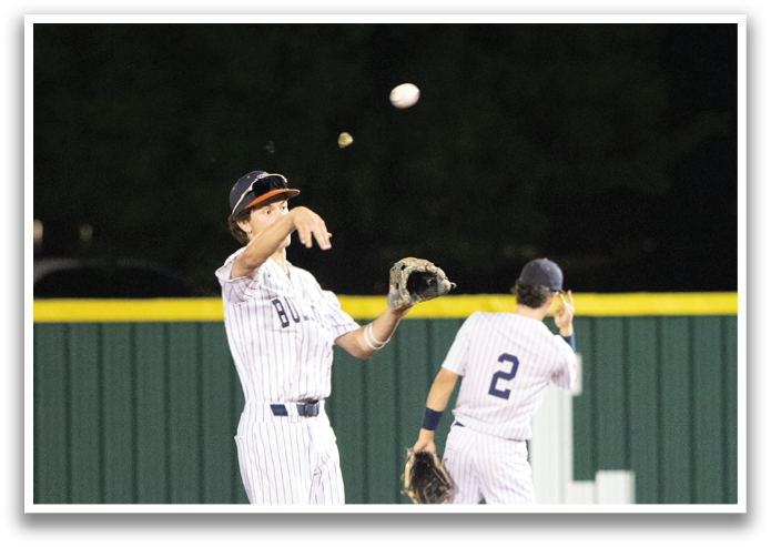 Two baseball players are on the field, one of them is throwing a ball. Contenido generado con IA