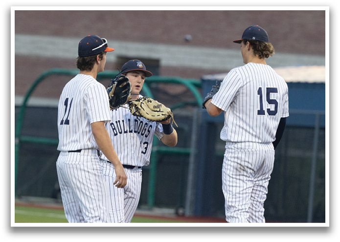Three baseball players standing on the field, one of them wearing a catcher's mitt. Contenido generado con IA