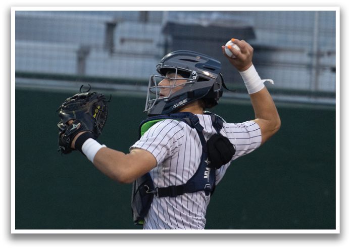 A baseball player is kneeling on the field, holding a baseball glove. Contenido generado con IA