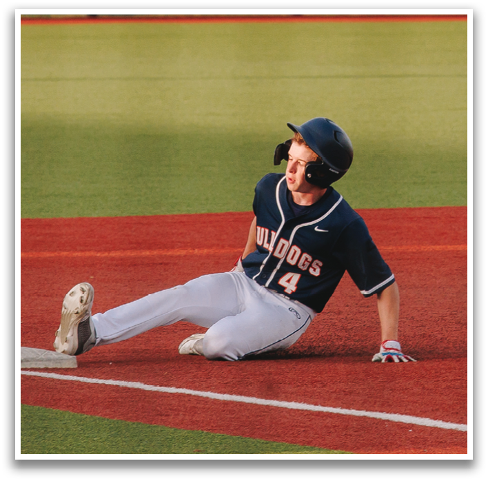 A baseball player slides into home plate while another player tries to catch the ball. Contenido generado con IA