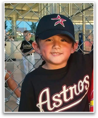 A young boy wearing a baseball uniform and a hat with the word “Astros" on it. Contenido generado con IA