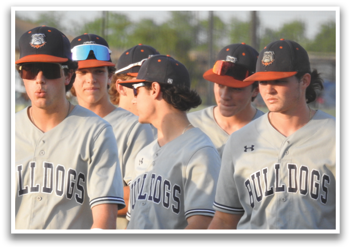 A group of young men wearing baseball caps and jerseys. Contenido generado con IA