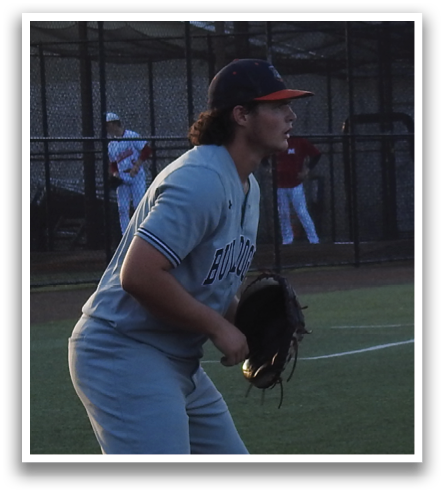 Baseball players on a field, one of them holding a baseball glove. Contenido generado con IA