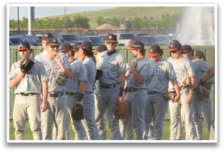 Baseball players standing on a field, some wearing sunglasses. Contenido generado con IA