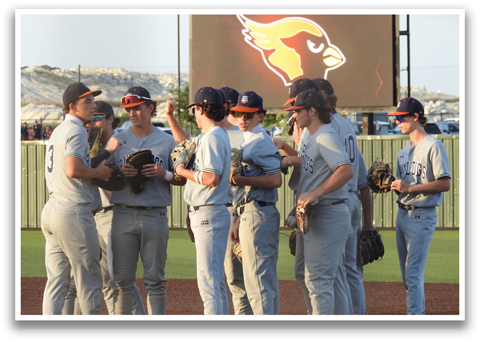 Baseball players wearing grey uniforms and holding gloves, standing on a field. Contenido generado con IA