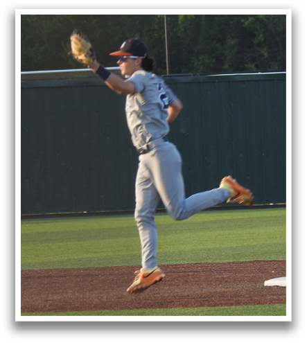Two baseball players are running on a field, one is wearing a grey shirt and the other is wearing a grey and white shirt. Contenido generado con IA