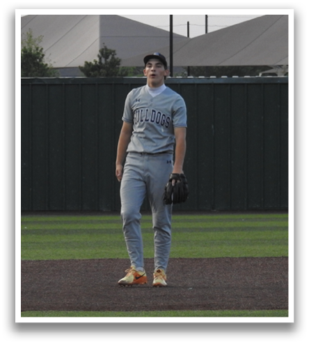 A baseball player stands on the field wearing a grey uniform. Contenido generado con IA