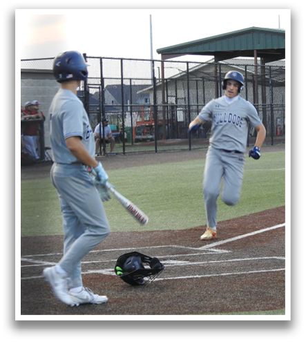 Two baseball players are standing on a field, one holding a bat and the other holding a baseball glove. Contenido generado con IA