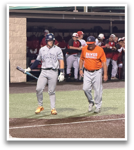 A baseball game is taking place with a group of people on the field. One man is holding a baseball bat, and another man is holding a baseball glove. The players are standing on the field, and there are several other people watching the game. Contenido generado con IA