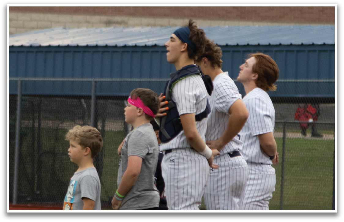 A group of people, including a woman and a child, are standing on a baseball field. Contenido generado con IA
