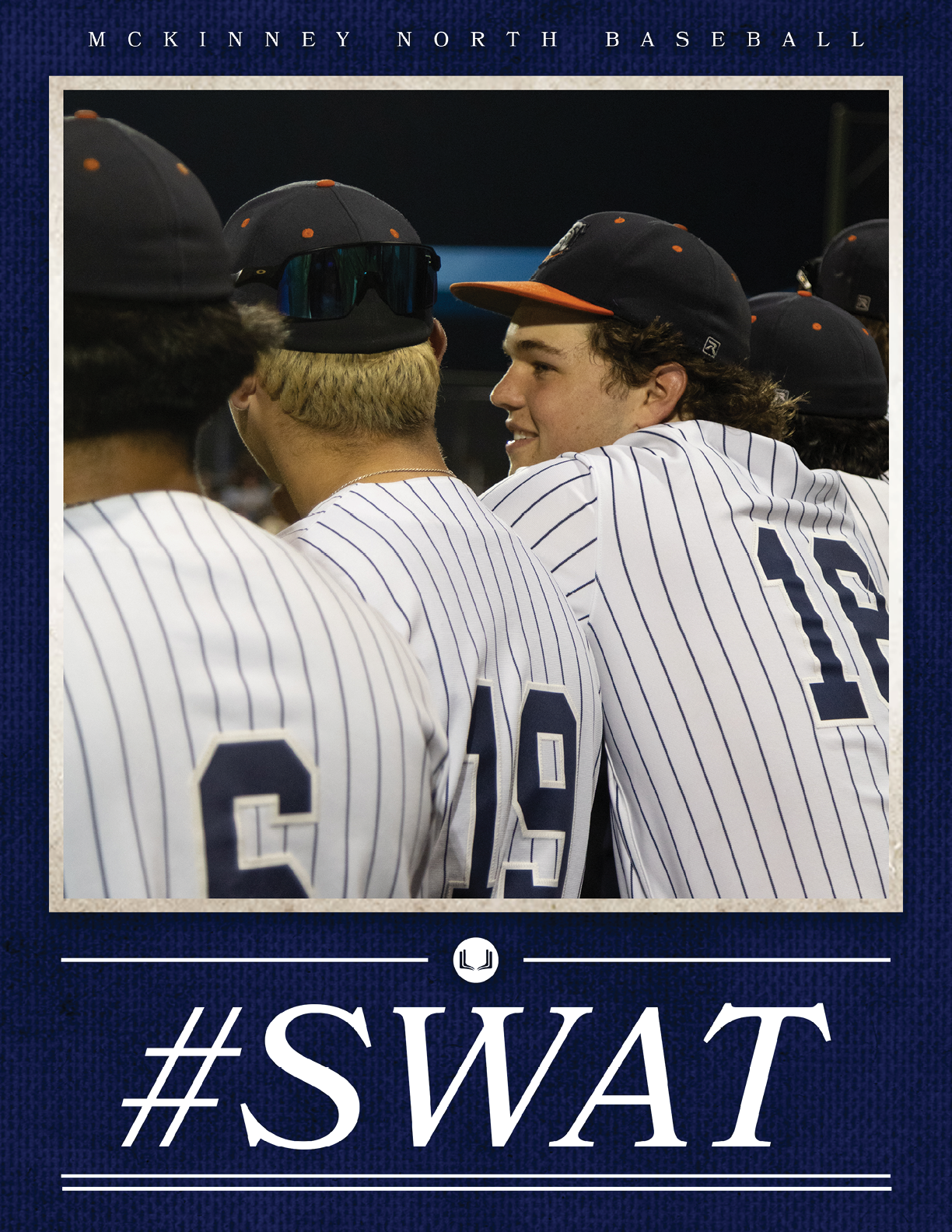 Baseball players wearing blue and white uniforms. Contenido generado con IA